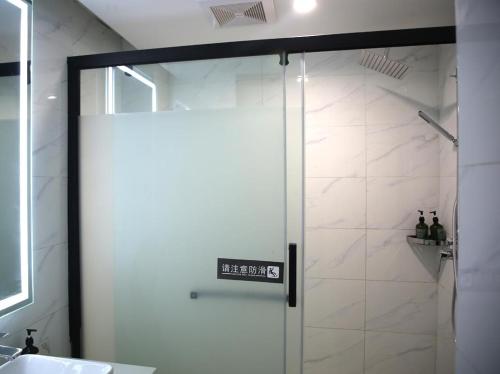 驻马店7天优品·驻马店天中山大道店的浴室里设有玻璃门淋浴