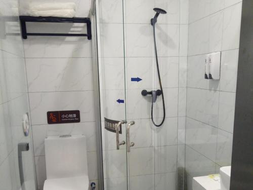 北京7天优品·北京上地体育大学店的带淋浴和卫生间的浴室
