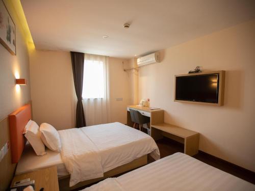 上海7天优品·上海徐家汇龙华路地铁站店的酒店客房设有两张床和一台平面电视。