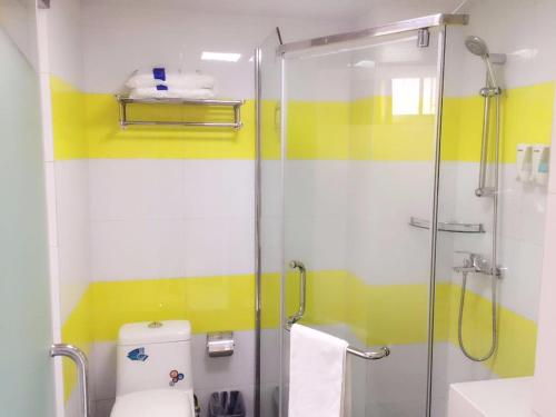 南京7天酒店南京鼓楼云南路地铁站店的一间带玻璃淋浴和卫生间的浴室