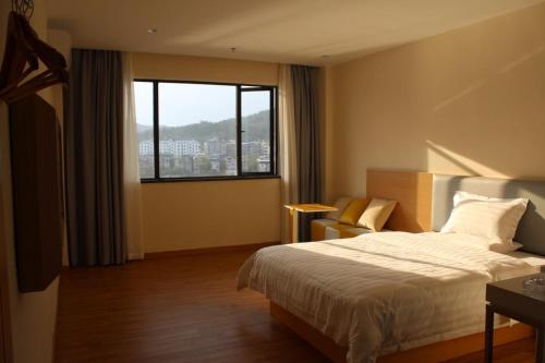 7天酒店·赣州会昌昌寿店的酒店客房设有一张床和一个大窗户