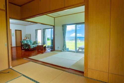 今归仁村Condominium de Urmanchu / Vacation STAY 79737的海景客厅