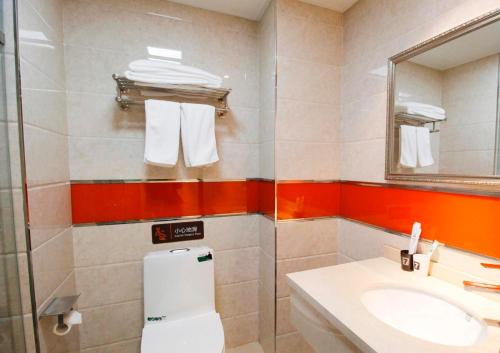沈阳7天酒店·沈阳火车站太原街店的一间带水槽、卫生间和镜子的浴室