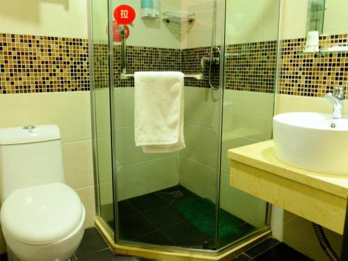 葫芦岛7天酒店葫芦岛兴城大学城店的带淋浴、卫生间和盥洗盆的浴室