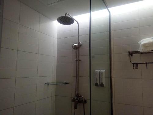 Yaopu7天酒店·孝义人民医院店的带淋浴的浴室和玻璃门