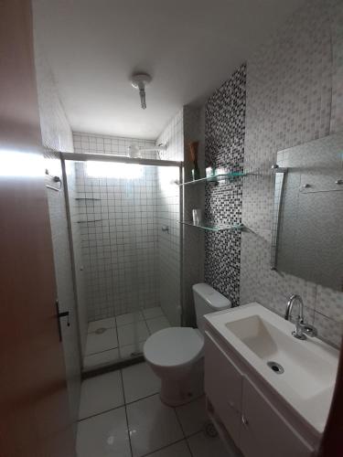 马塞约Residencial Maravilha - Poço的浴室配有卫生间、淋浴和盥洗盆。