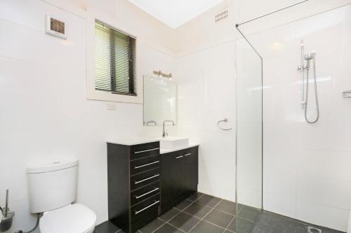 布罗肯希尔布罗肯希尔3号度假屋的浴室配有卫生间、盥洗盆和淋浴。