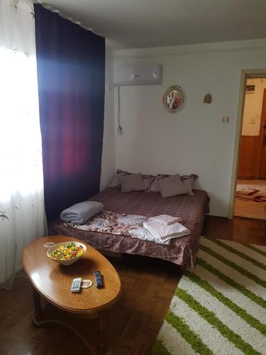 奥尔绍瓦Casa Emi的一间卧室配有一张床和一张桌子,上面放着碗