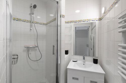 圣马洛Cap à l'Ouest by Cocoonr的带淋浴和盥洗盆的白色浴室