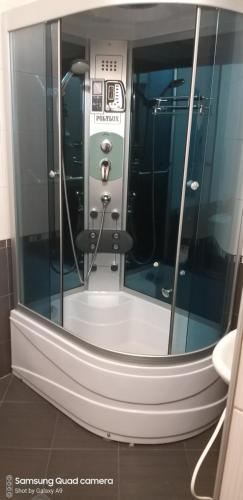 萨莫科夫克斯特尼特家庭酒店的浴室设有玻璃淋浴间