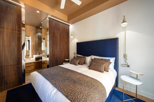圣塞瓦斯蒂安Luxurious by Sebastiana Group的一间带大床的卧室和一间浴室