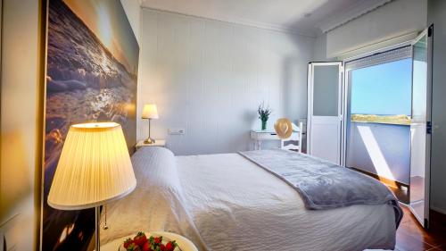 埃尔帕尔马Casa Reyes El Palmar的一间卧室设有一张大床和一个大窗户