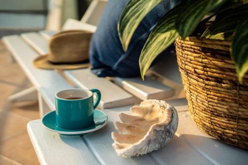 白沙乡澎湖候鳥潮間帶民宿的桌上的咖啡和贝壳