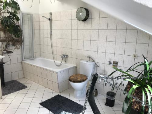 科特布斯Stadtdschungel FeWo mit Balkon的一间带卫生间和浴缸的浴室