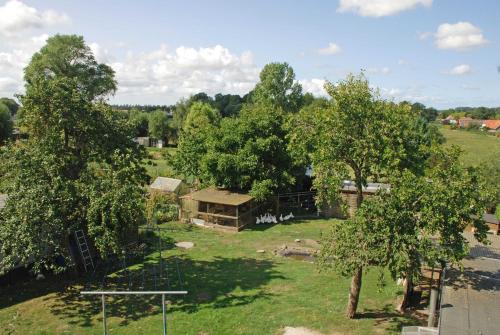 PatzigFerienwohnung Familie Schoenemann的享有树木公园和建筑的空中景致