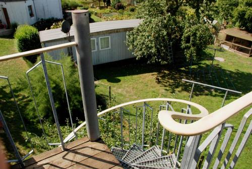 PatzigFerienwohnung Familie Schoenemann的从带螺旋楼梯的阳台的顶部可欣赏到风景