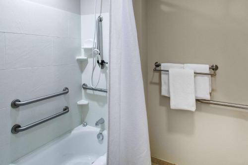 莫里斯维尔罗利达拉姆机场凯悦嘉寓酒店的带淋浴、浴缸和毛巾的浴室
