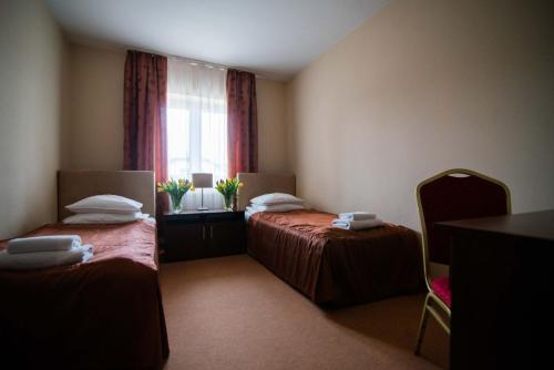 Nielisz马里纳酒店的酒店客房设有两张床和窗户。