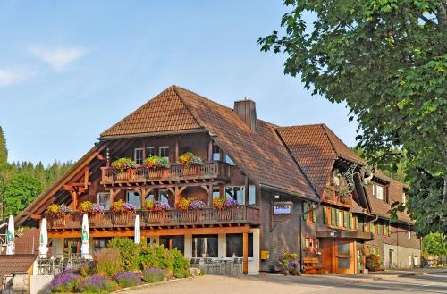 施卢赫湖小鹿酒店的木屋,阳台上种有鲜花
