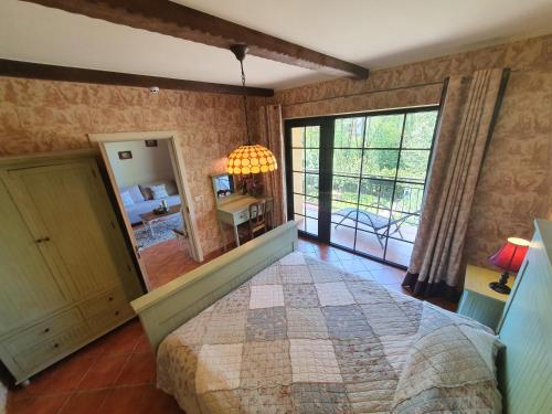 帕兰加阿特米德精品别墅的一间卧室设有一张大床和一个大窗户