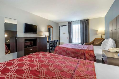 查尔斯顿Econo Lodge North的酒店客房设有两张床和一台平面电视。