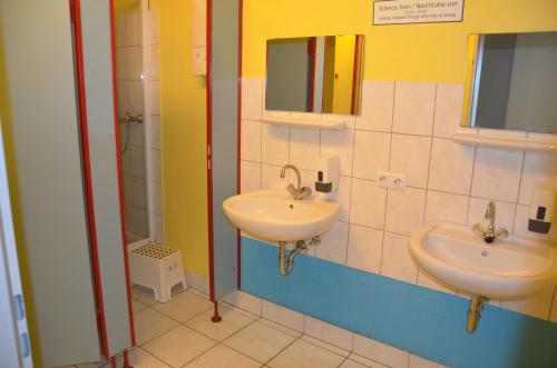Backpackers Düsseldorf - SELF CHECK-IN的一间浴室