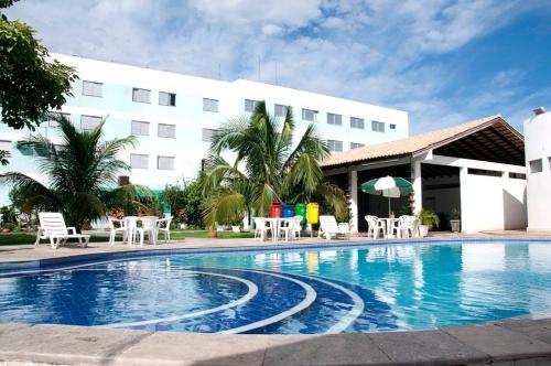 库亚巴德尔卡斯酒店的酒店前的游泳池
