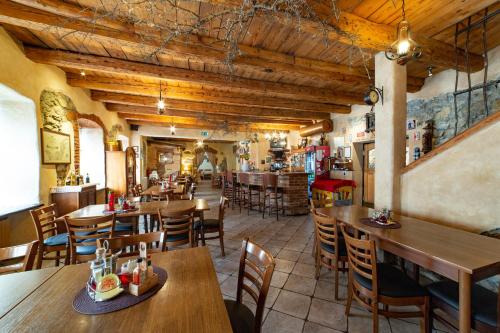 皮夫卡赫尔曼客房宾馆的一间带木桌椅的餐厅和一间酒吧