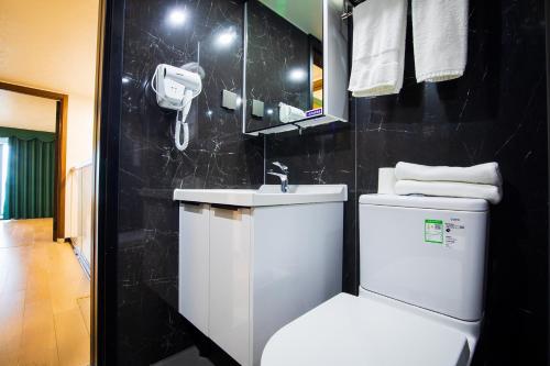深圳时尚LOFT公寓的一间浴室