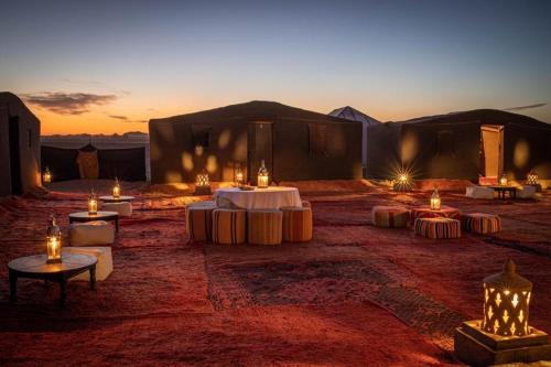 姆哈米德Camp Sahara Holidays的沙漠中一群蜡烛的帐篷