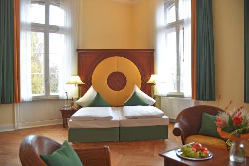 埃施韦格蓬维瑟拉别墅酒店的一间设有床铺的卧室,位于带窗户的房间内