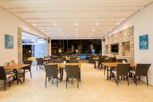 达特恰达特恰贝亚伊芙酒店的一间带桌椅的餐厅以及砖墙