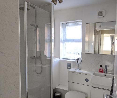 海维康Saffron Court by Wycombe Apartments - Apt 06的带淋浴、卫生间和盥洗盆的浴室