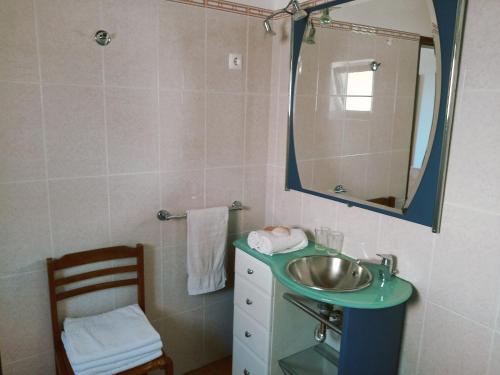 拉戈斯金塔多斯卡拉克丝酒店的一间带水槽和镜子的浴室