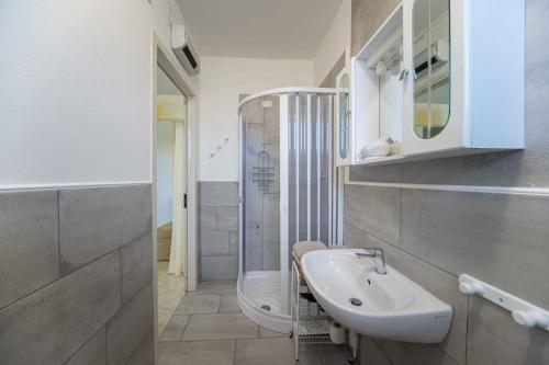 格罗塞托港Albergo Luisss的白色的浴室设有水槽和卫生间。