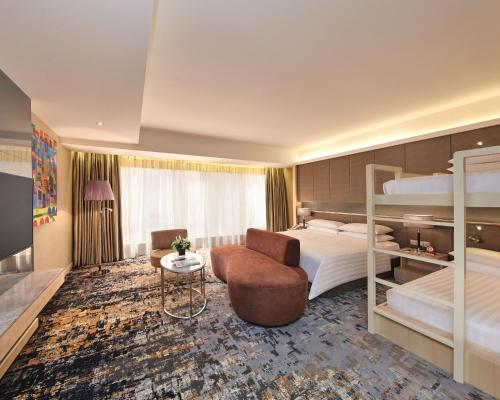 吉隆坡双威金字塔酒店的酒店客房配有双层床和椅子。