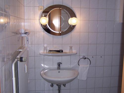 凯尔克海姆博斯特酒店的白色的浴室设有水槽和镜子