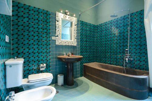 佛罗伦萨Speziali - Deluxe 2 bedroom flat nearby Piazza Repubblica的带浴缸、卫生间和盥洗盆的浴室