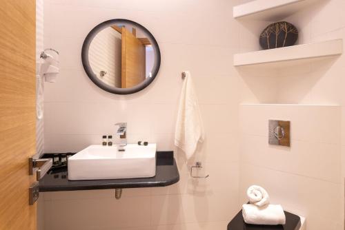 帕尔加Panorama Exclusive Suites的一间带水槽和镜子的浴室