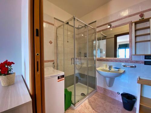 马内尔巴贝拉维斯塔住宅酒店的一间带玻璃淋浴和水槽的浴室