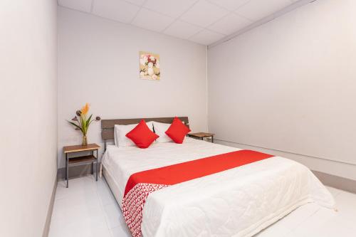 富国Colorful Home Stay Phú Quốc的白色卧室配有红色枕头的床