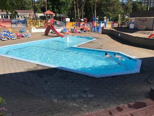 福尔特赫伊曾Vakantiepark de zanderij的两人在游乐场的游泳池里