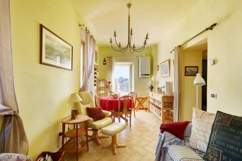 贝拉吉奥Casa Bellagina的带沙发的客厅和用餐室