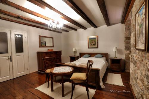 帕格Old town house的卧室配有一张床和一张桌子及椅子