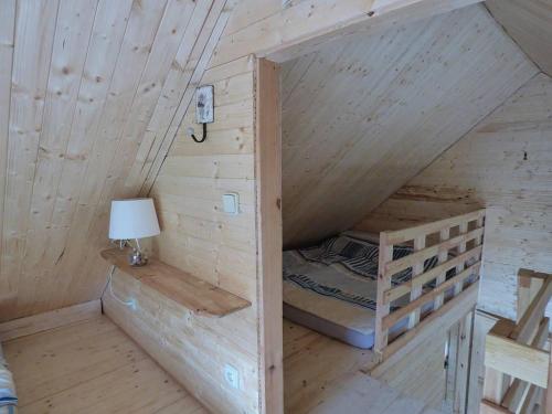 米库洛夫Chata U lomu的小木屋内带双层床的客房