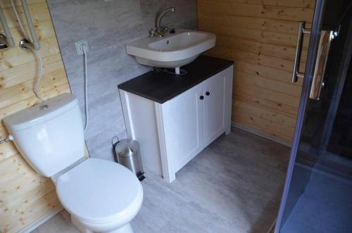 米库洛夫Chata U lomu的浴室配有白色卫生间和盥洗盆。