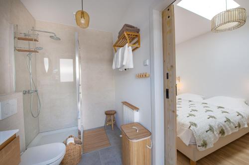 赞德沃特Sea Cottage Zandvoort的一间带一张床、淋浴和卫生间的浴室