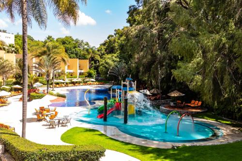 伊斯塔潘德拉萨尔兰乔圣迭戈格兰Spa度假酒店的一个带水上公园的度假村的游泳池
