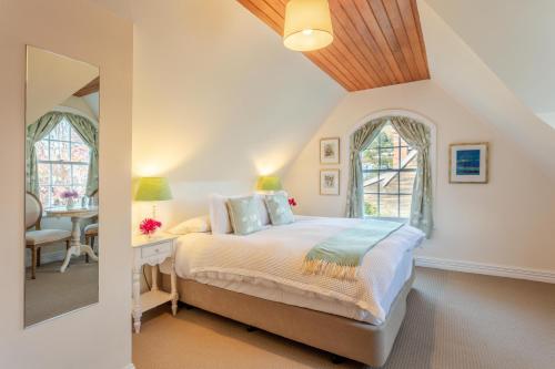 阿卡罗阿法国湾旅馆的卧室配有一张床和一张桌子