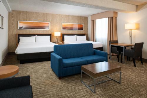 伯林格姆旧金山机场南快捷假日酒店的酒店客房配有床、沙发和桌子。